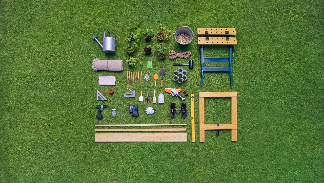 Bird’s-eye view of the materials and equipment needed to build a garden play tent