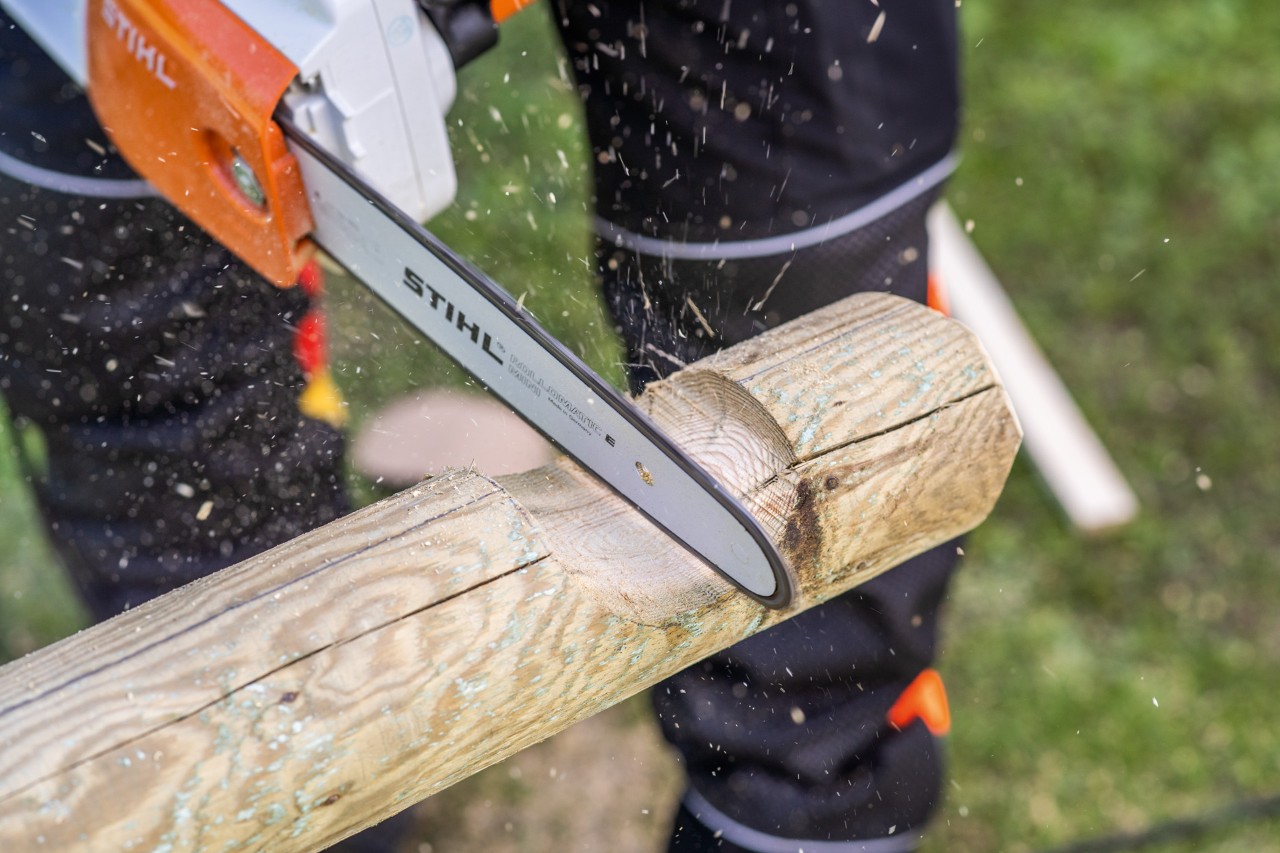 A curved notch is sawn into a stake with a STIHL chainsaw.