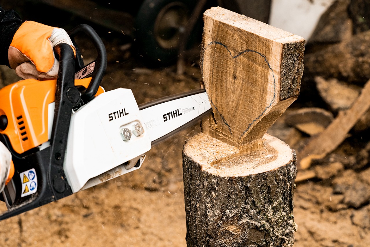 Make a heart ornament out of wood: a heart shape being carved out of wood with a STIHL MS 170 petrol chainsaw
