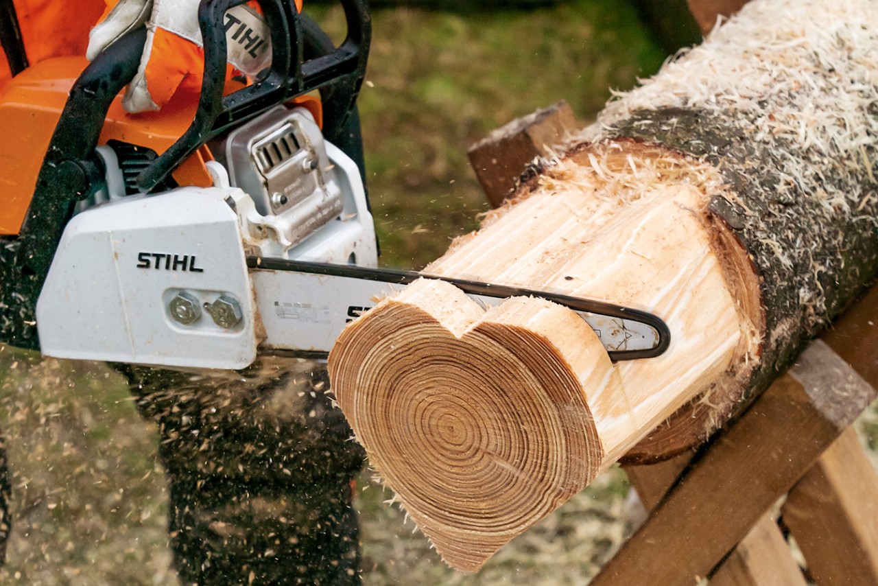 Make flat heart slices from a log: heart-shaped slices being cut from the log with a STIHL MS 170 petrol chainsaw