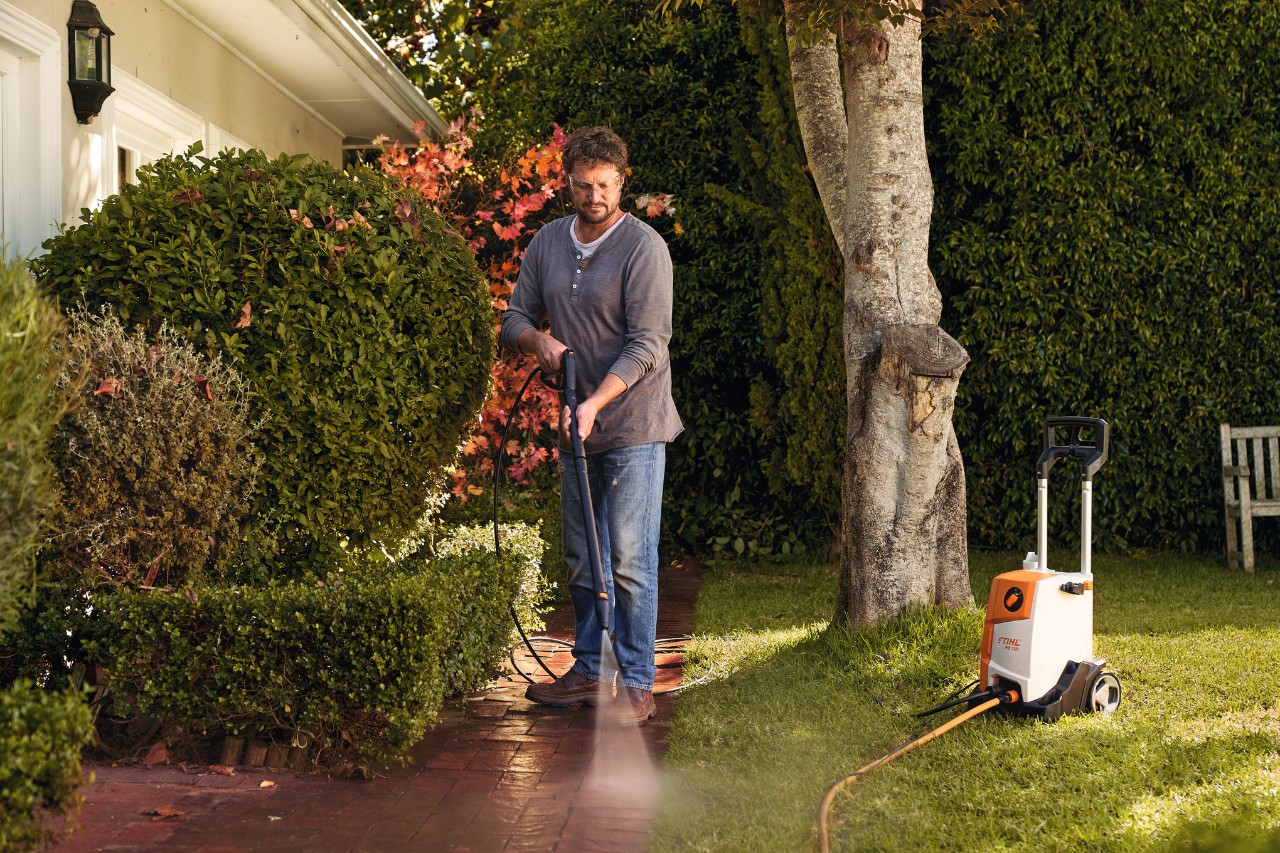 Cleaning garden paths with RE 110