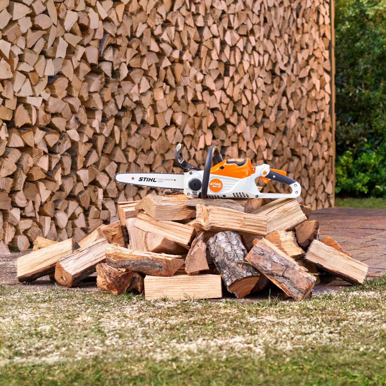 Product image: STIHL MSA 70 C cordless chainsaw for cutting firewood and other small sawing tasks