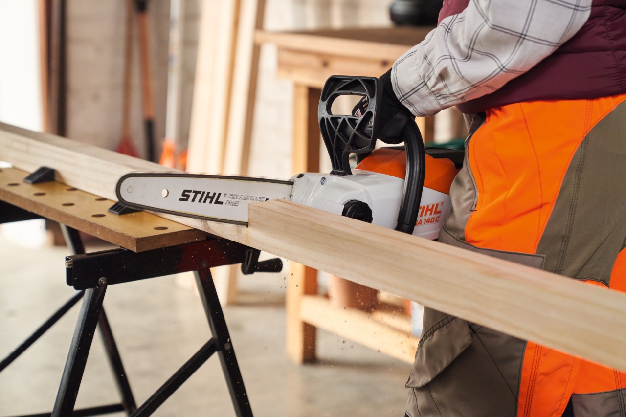 Image showing how to trim a post using the STIHL MSA 140 cordless chainsaw