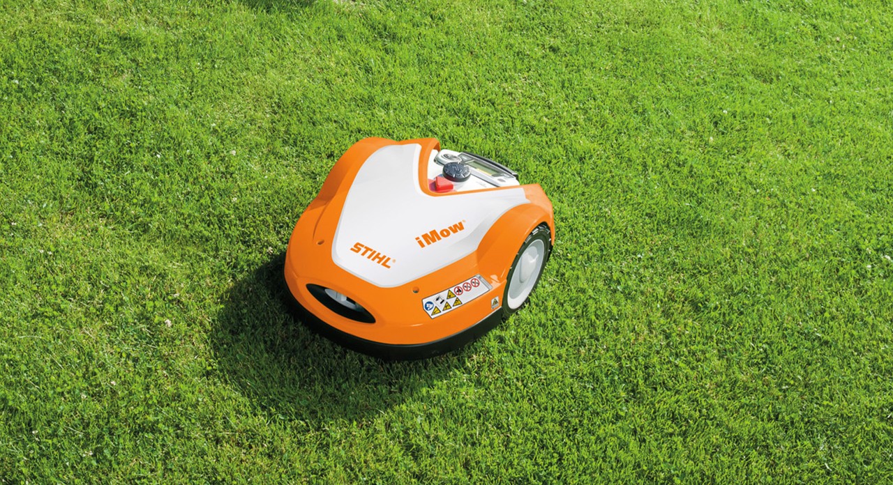 A STIHL iMOW® RMI 632 robot mower with mulching function on a green ornamental lawn
