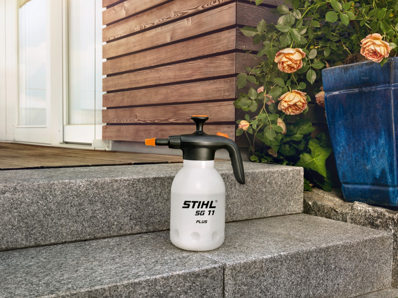 STIHL SG 11 plus hand-held sprayer on the steps of a terrace