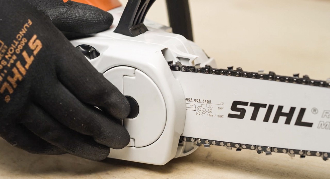 Close-up of the wing nut on a STIHL MSA 120 cordless chainsaw