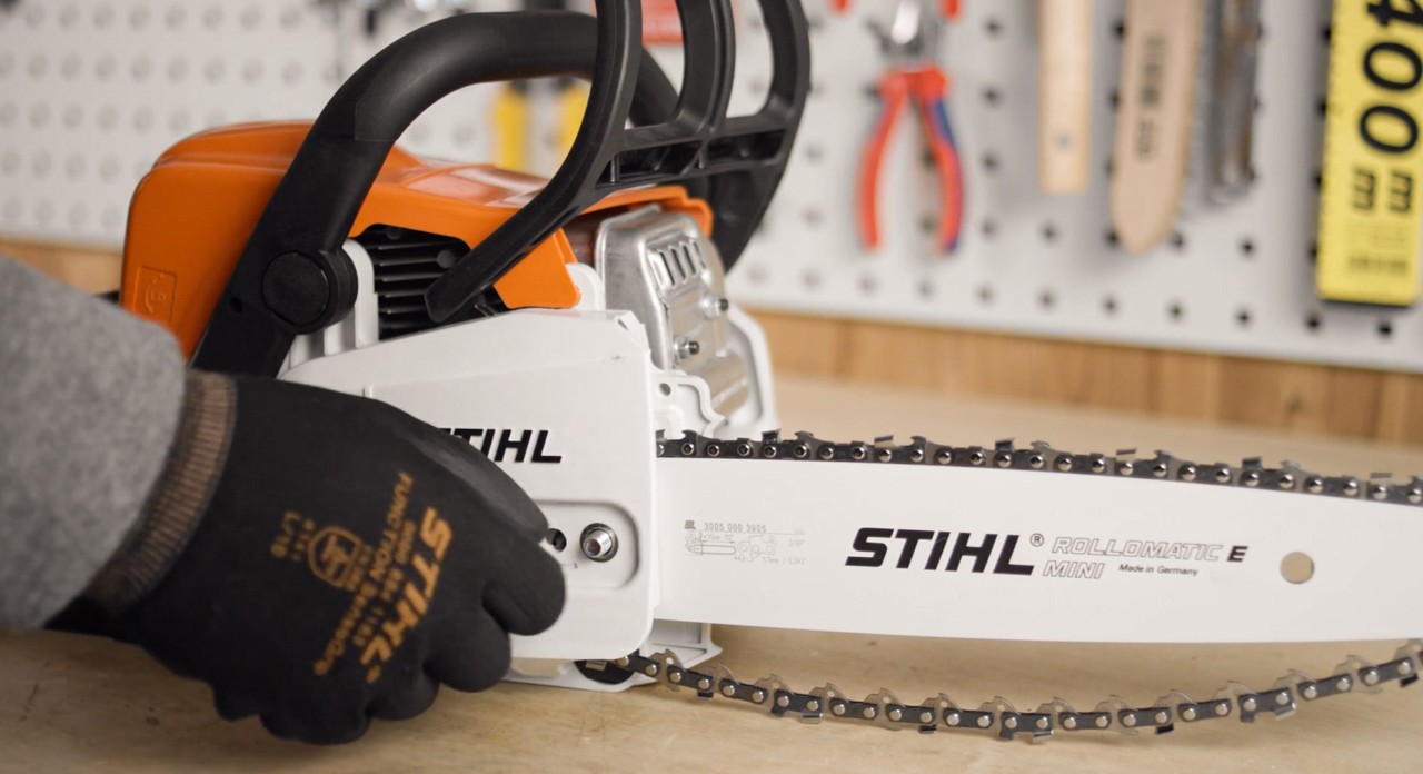The sprocket cover of a STIHL MSA 180 cordless chainsaw being fitted