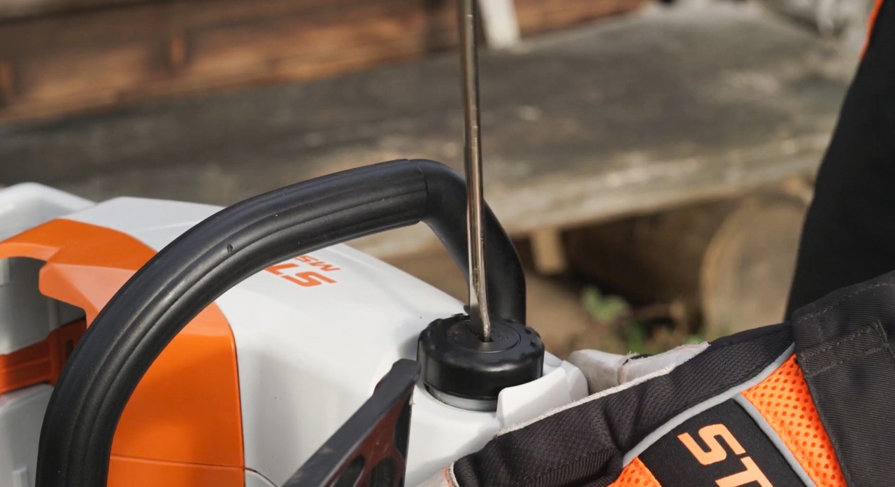 Close-up of the oil tank cap on a STIHL MSA 120 cordless chainsaw