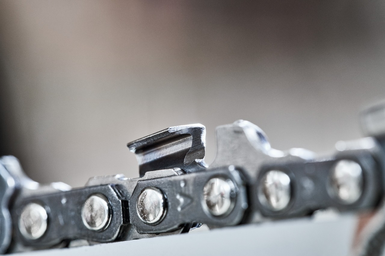 Close-up of a blunt blade tooth on a chainsaw