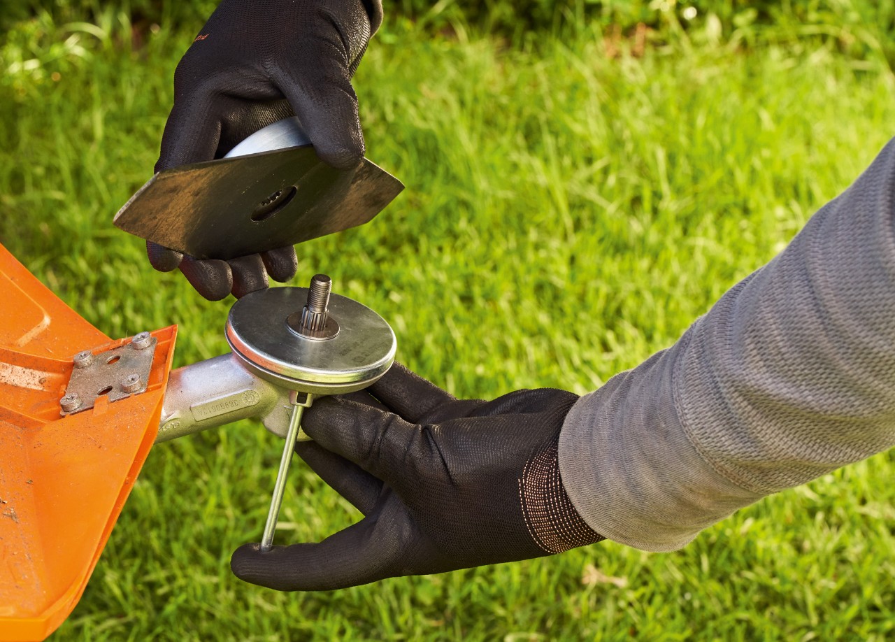 Metal cutting tool of a brushcutter is dismantled
