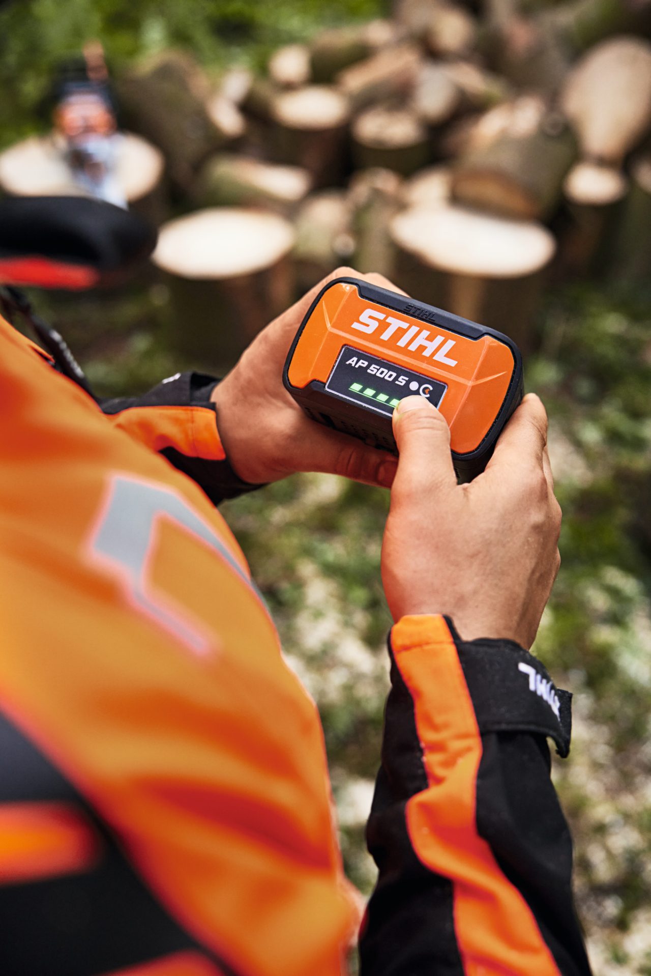 Close-up of someone cutting through a tree trunk with the STIHL MSA 300 cordless chainsaw