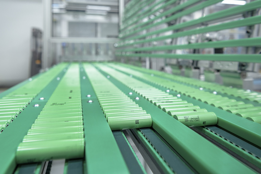 The cell holders for the battery cells are fitted with deflector plates by a machine