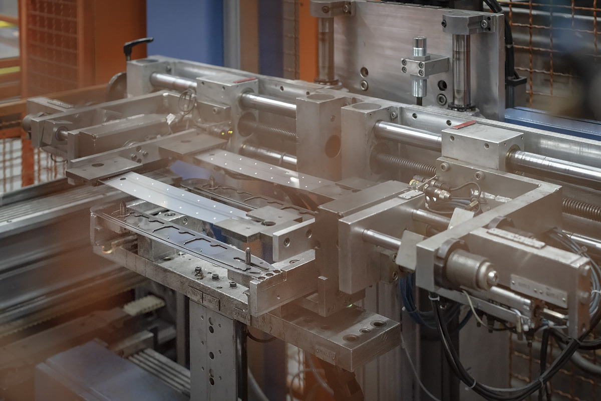 The individual parts of the guide bars are pressed together and welded in a welding press