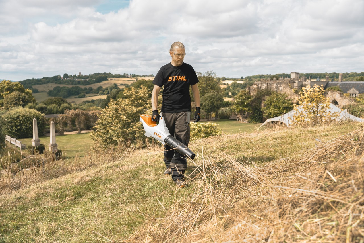 Andrew Wain uses the STIHL BGA 86 cordless blower