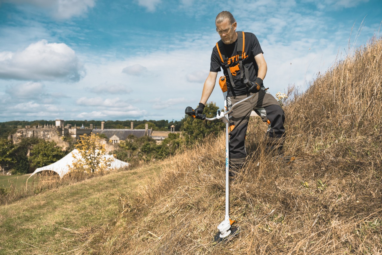 Andrew Wain tames profilerating grass with a STIHL FSA 400 battery clearing saw