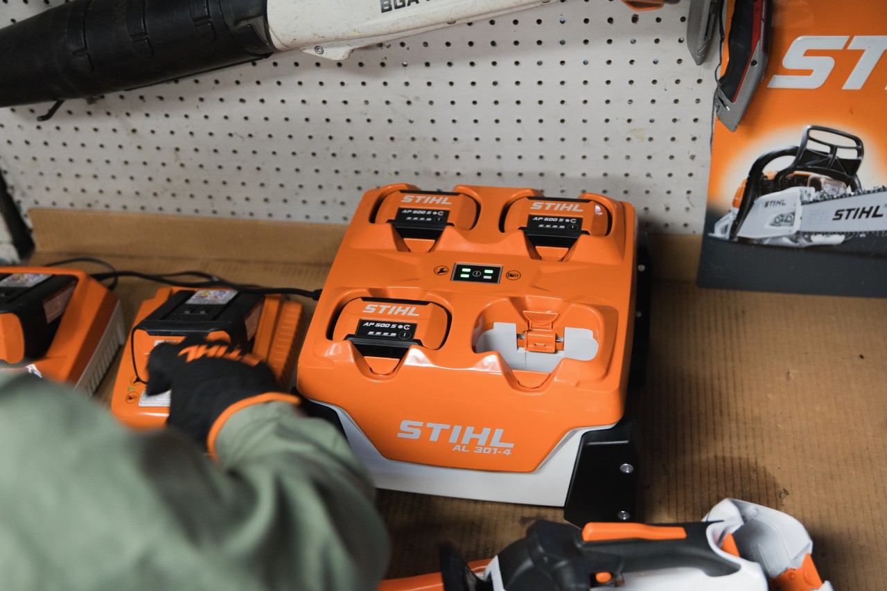 AL 301-4 multi-charger with 3 AP 500 S C batteries