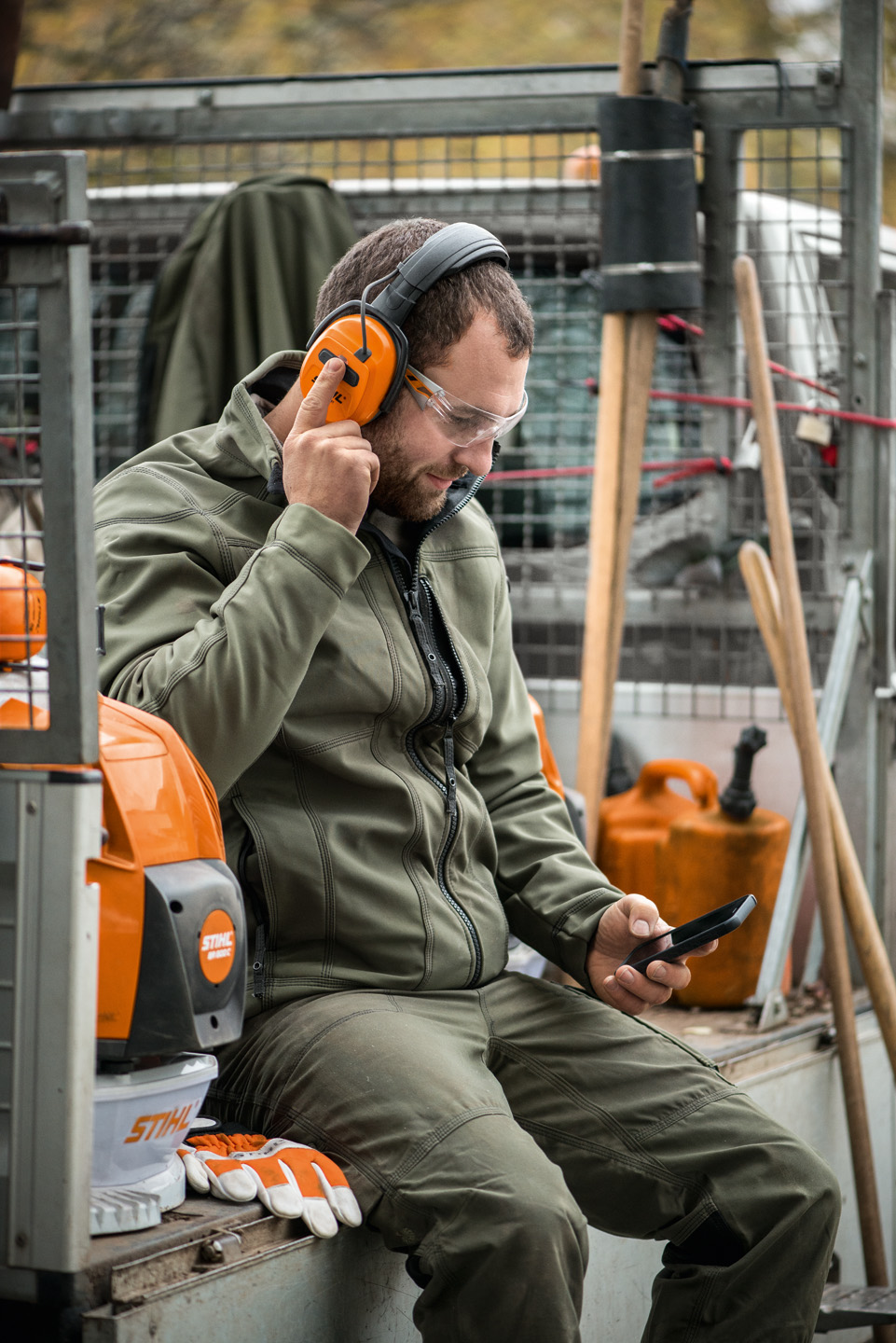 Ear defenders with wireless or Bluetooth® function, such as the STIHL Dynamic ear defenders with Bluetooth® (BT)
