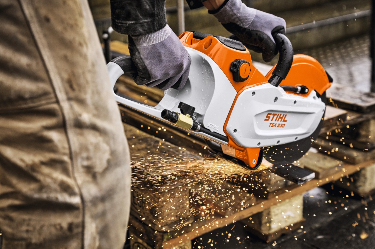 Cutting metal with the TSA 230 and the STIHL ALLPRO 300.0 P(C) battery