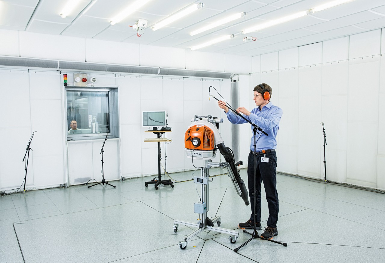 Person measures the sound of STIHL equipment in a sound measurement room