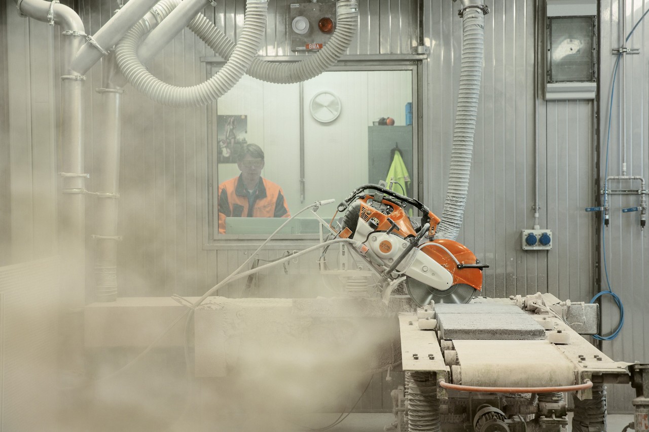 STIHL equipment is subjected to a dust test in a laboratory