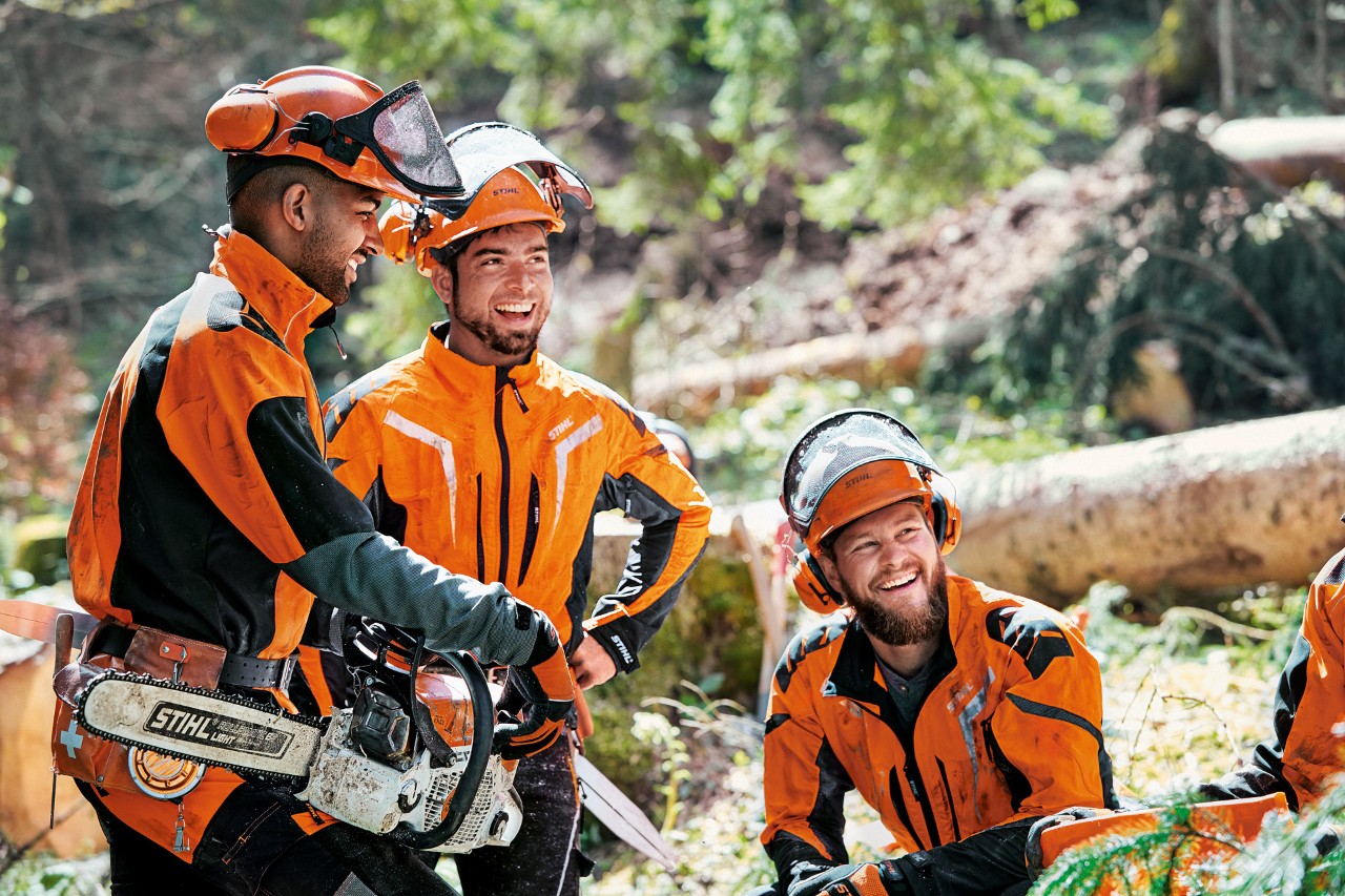 Forestry workers in the forest, wearing STIHL protective clothing, with the STIHL MS 462
