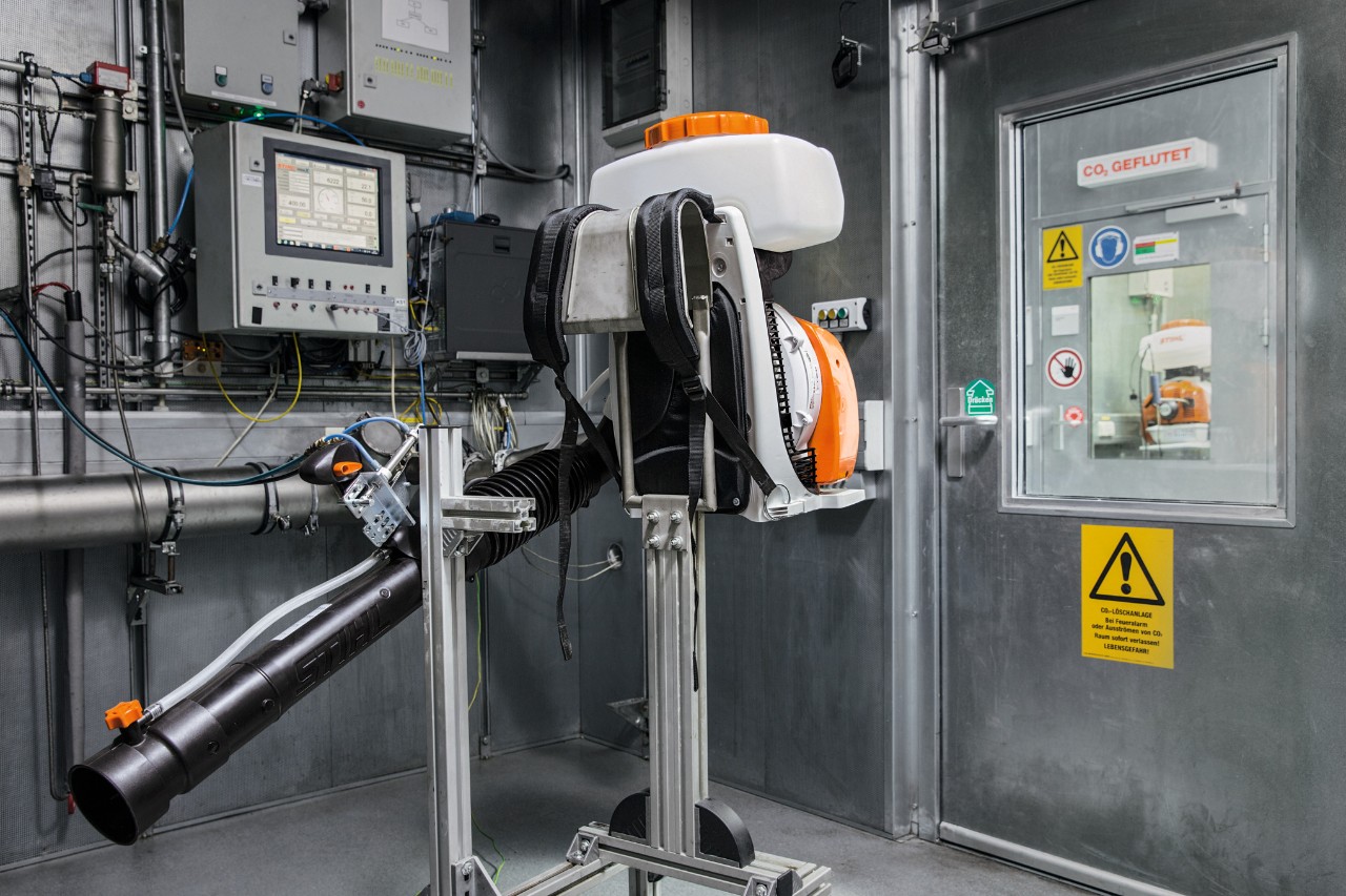 Checking the CO2 value of a STIHL power tool in development